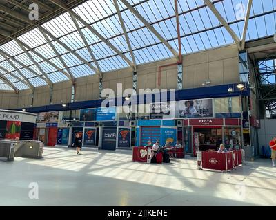 Reading, UK. 24.. Juli 2022. Im Bahnhof Von Reading. Mehr als 40.000 Bahnarbeiter werden am Mittwoch, den 27.. Juli 2022, wegen ihres Lohnes streiken. Quelle: Maureen McLean/Alamy Stockfoto