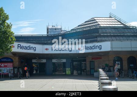 Reading, UK. 24.. Juli 2022. Vor Dem Bahnhof Von Reading. Mehr als 40.000 Bahnarbeiter werden am Mittwoch, den 27.. Juli 2022, wegen ihres Lohnes streiken. Quelle: Maureen McLean/Alamy Stockfoto