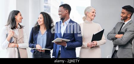 Bewaffnet mit den Werkzeugen des Handels. Ein Team von Geschäftsleuten zusammen in ihrem Büro. Stockfoto