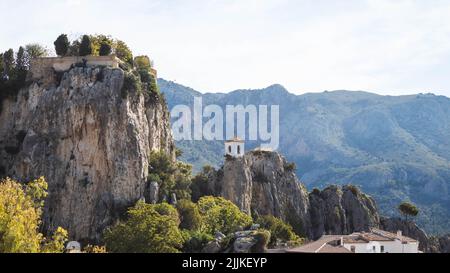 Landschaft von Castell de Guadalest mit dem Glockenturm, in Alicante Stockfoto