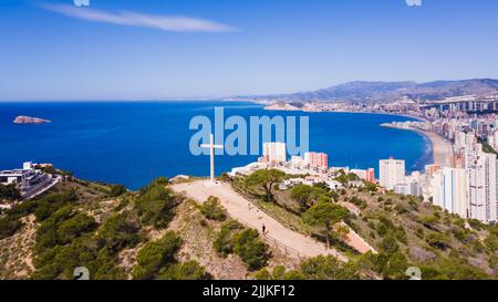 Luftaufnahme des Mirador de la Cruz in Benidorm mit dem Meer im Hintergrund, an der Costa Blanca von Spanien Stockfoto