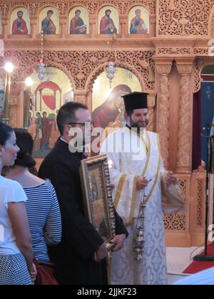 Pater Pavlos Potgieter, griechisch-orthodoxer Pfarrer von Bloemfontein, Südafrika, wurde wegen schwerer Strafanzeige von der SAPS verhaftet (in weißer Robe). Stockfoto