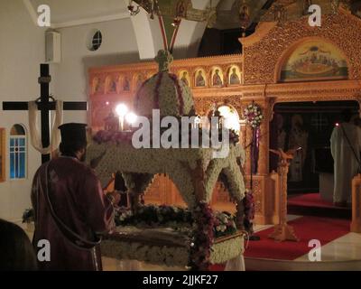 Pater Pavlos Potgieter, griechisch-orthodoxer Pfarrer von Bloemfontein, Südafrika, wurde wegen schwerer Strafanzeige von der SAPS verhaftet (in purpurfarbener Robe). Stockfoto