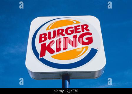 Burger King Schild, Victorville, Kalifornien (2003) Fotografie in hoher Auflösung von John Margolies. Original aus der Library of Congress. Stockfoto