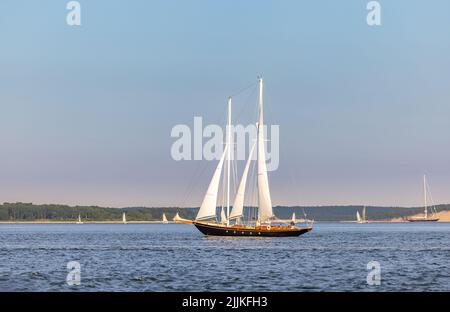 Großes Segelboot vor Shelter Island, ny Stockfoto