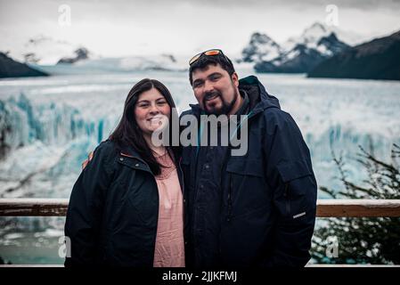 Ein junges Paar lächelt und fotografiert vor den Gletschern von Perito Moreno in Argentinien Stockfoto