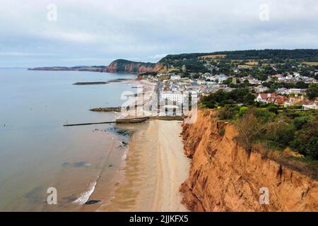 Sidmouth, Devon, Großbritannien. 27.. Juli 2022. Wetter in Großbritannien. Blick aus der Luft auf die bröckelnden roten Sandsteinklippen im Badeort Sidmouth in Devon an einem Tag mit heißer, trübiger Sonne. Bildnachweis: Graham Hunt/Alamy Live News Stockfoto