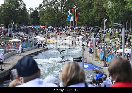 Augsburg. 27.. Juli 2022. Edge-Motiv - Übersicht Eiskanal, Kanuslalom-Route mit Publikum, Zuschauern. Kajak-Teamfinale für Herren. 2022 ICF Kanuslalom-Weltmeisterschaften am 27.. Juli 2022 in Augsburg. ?SVEN SIMON Photo Agency GmbH & Co. Press Photo KG # Princess-Luise-Str. 41 # 45479 M uelheim/R uhr # Tel 0208/9413250 # Fax. 0208/9413260 # GLS Bank # BLZ 430 609 67 # Konto 4030 025 100 # IBAN DE75 4306 0967 4030 0251 00 # BIC GENODEM1GLS # www.svensimon.net. Kredit: dpa/Alamy Live Nachrichten Stockfoto