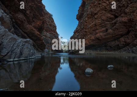 Eine perspektivische Aufnahme eines Flusses, der tagsüber einige Klippen reflektiert. Stockfoto