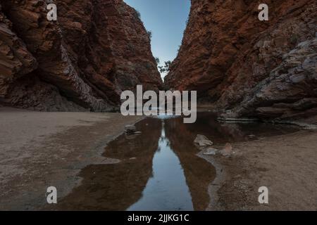 Eine perspektivische Aufnahme eines Flusses, der tagsüber einige Klippen reflektiert. Stockfoto