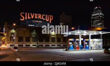 Die Silvercup Studios unterschreiben nachts hinter einer Tankstelle. New York City. Stockfoto