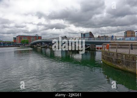 Blick auf die Lagan Weir Footbridge in Belfast Stockfoto