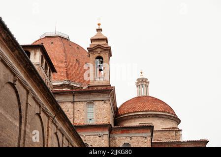 Eine Bodenaufnahme der Dächer eines alten Gebäudes und eines Glockenturms in Florenz, Italien. Stockfoto