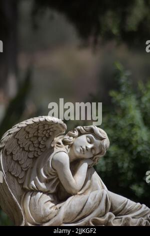 Schlafende Engelsstatue auf einem Friedhof, Macharaviaya, Spanien Stockfoto