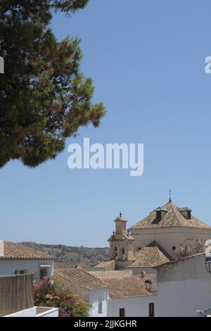 Blick auf die Kirche von San Jacinto, zwischen weißen Straßen, Macharaviaya, Spanien Stockfoto