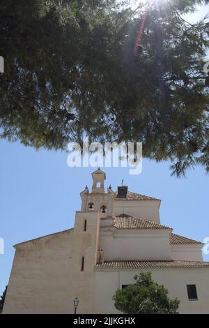 Blick auf die Kirche von San Jacinto ein sonniger Tag, Macharaviaya, Spanien Stockfoto