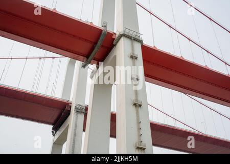 Moderne Brücke von chongqing, china mit niedrigen Winkel Blick in Tag ti Stockfoto