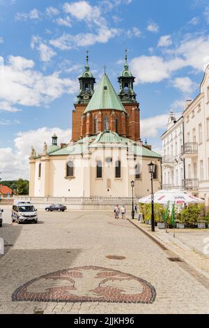 Die Königliche Kathedrale von Gniezno vom Marktplatz aus gesehen Stockfoto