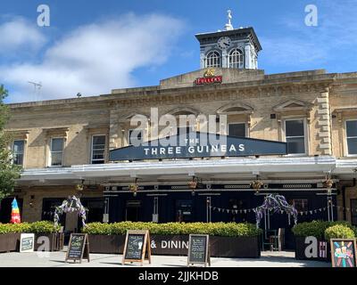 Reading, UK. 24.. Juli 2022. Das Pub Three Guineas des Fuller befindet sich außerhalb des Bahnhofs von Reading, während viele andere Gebäude im Zuge der Stadterneuerung abgerissen werden. Quelle: Maureen McLean/Alamy Stockfoto