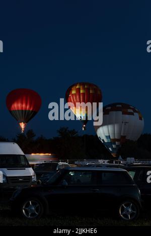 Eine vertikale Aufnahme von Heißluftballons ist bei einem Musikfestival in Cluj, Rumänien, aufgestanden Stockfoto