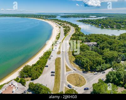 Luftaufnahme des langen Strandes und der Gegend um den paynes Creek Stockfoto