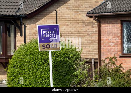 Lila Steine Immobilienagentur Zeichen Stockfoto