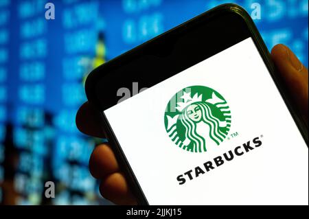 In dieser Abbildung wird das Logo der amerikanischen multinationalen Kette Starbucks Coffee auf einem Smartphone-Bildschirm angezeigt. (Foto von Budrul Chukrut / SOPA Images/Sipa USA) Stockfoto