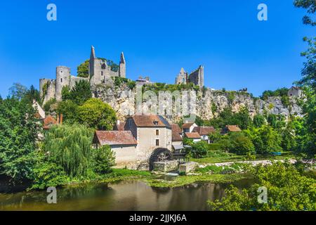 Schloss aus dem 11.. Jahrhundert auf einem Felsvorsprung mit Blick auf den Fluss in Angles-sur-l'Anglin, Vienne (86), Frankreich. Stockfoto