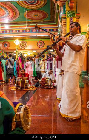 Hinduistische Menschen spielen während einer religiösen Zeremonie in einem Tempel verschiedene Instrumente Stockfoto