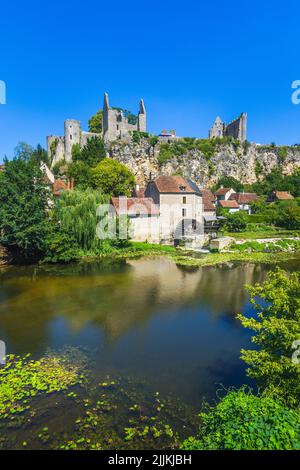 Schloss aus dem 11.. Jahrhundert auf einem Felsvorsprung mit Blick auf den Fluss in Angles-sur-l'Anglin, Vienne (86), Frankreich. Stockfoto