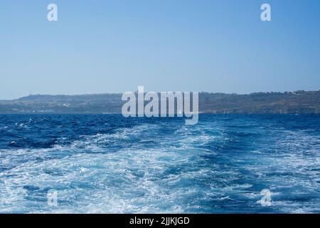 Ein natürlicher Blick auf das Meer von einem Boot auf der Blauen Lagune auf der Comino Insel Malta Stockfoto