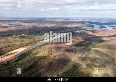 Allgemeine Luftflugzeug mit Drohne des Feldes gemacht Stockfoto