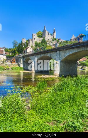 Schloss aus dem 11.. Jahrhundert auf einem Felsvorsprung mit Blick auf den Fluss in Angles-sur-l'Anglin, Vienne (86), Frankreich. Stockfoto