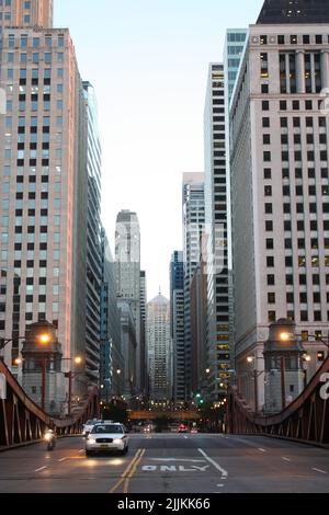 Eine vertikale Aufnahme des Verkehrs auf der Brücke gegen Wolkenkratzer in Chicago, USA Stockfoto