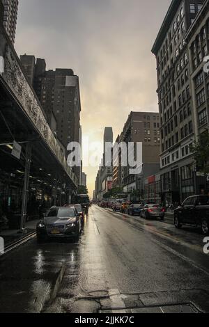 Eine vertikale Aufnahme von Autos, die an einem regnerischen Tag in Chicago, den Vereinigten Staaten, an Wolkenkratzern geparkt wurden Stockfoto