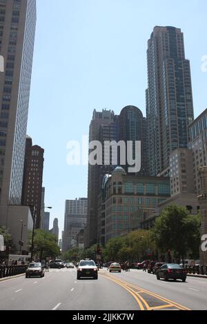 Eine vertikale Aufnahme des Verkehrs gegen Wolkenkratzer in Chicago, USA Stockfoto
