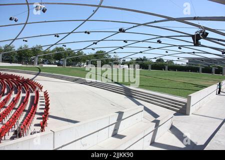 Eine Aufnahme von Jay Pritzker Pavilion im Sommer auf einem grünen Rasen in Chicago, USA Stockfoto