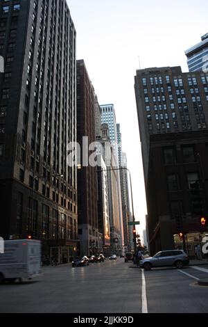 Eine vertikale Aufnahme des Verkehrs gegen Wolkenkratzer in Chicago, USA Stockfoto