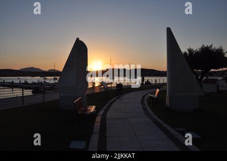 Eine schöne Aufnahme von Sardinien Spaziergang der Stadt Golfo Aranci bei Sonnenuntergang Stockfoto