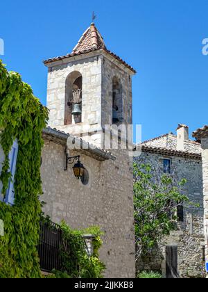 Eine schöne Aussicht auf ein altes mittelalterliches Gebäude unter dem blauen Himmel Stockfoto