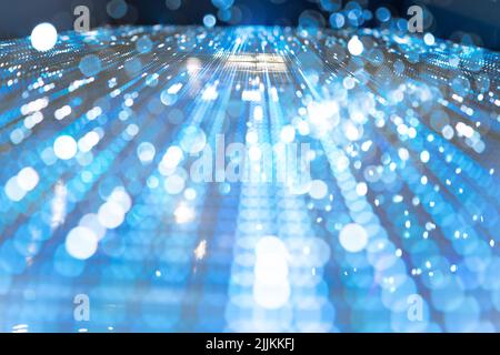 Ein bewegtes, unscharfes Blitzlicht mit Daten- und Informationstransfer-Konzept, das mit einer LED-Lichtplatine erstellt wurde Stockfoto