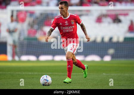 Lissabon, Portugal. Am 25. Juli 2022 spielte Alejandro Grimaldo aus Benfica während des Vorsaison-freundlichen Eusebio Cup-Spiels zwischen SL Benfica und dem FC Newcastle United am 25. Juli 2022 im Estadio da Luz in Lissabon, Portugal. (Foto von Bagu Blanco / PRESSINPHOTO) Stockfoto