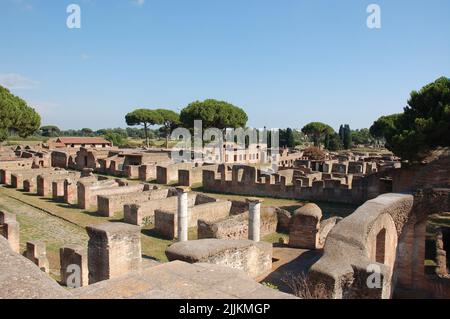 Die antiken historischen Ruinen der archäologischen Stätte Ostia Antica in Italien Stockfoto