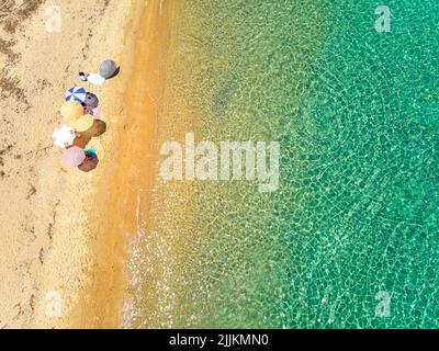 Blick von oben auf den Strand und die Sonnenschirmszene Stockfoto