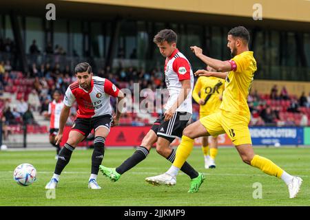 Rotterdam - Cole Bassett von Feyenoord erhält die 4-0 während des Spiels zwischen Feyenoord gegen NAC Breda am 27. Juli 2022 in Nieuw Varkenoord in Rotterdam, Niederlande. (Box zu Box Pictures/Tom Bode) Stockfoto