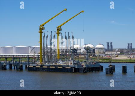 Hafen von Houston Industrieöl, chemische Lagertanks. Ladearme für Öl-, Chemie-Terminals. Stockfoto