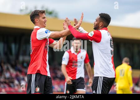 Rotterdam - Cole Bassett von Feyenoord feiert den 4-0. Im Spiel zwischen Feyenoord und NAC Breda am 27. Juli 2022 in Nieuw Varkenoord in Rotterdam, Niederlande. (Box zu Box Pictures/Tom Bode) Stockfoto