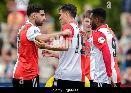 ROTTERDAM, NIEDERLANDE - 27. JULI: Alireza Jahanbakhsh von Feyenoord, Cole Bassett von Feyenoord, Danilo von Feyenoord feiern das Tor während des Vorsaison-Freundschaftsspiels zwischen Feyenoord und NAC Breda am 27. Juli 2022 in Varkenoord in Rotterdam, Niederlande (Foto von Broer van den Boom/Orange Picches) Stockfoto