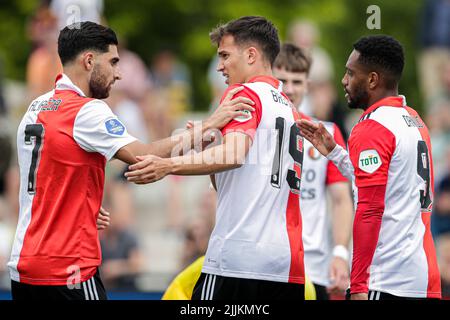 ROTTERDAM, NIEDERLANDE - 27. JULI: Alireza Jahanbakhsh von Feyenoord, Cole Bassett von Feyenoord, Danilo von Feyenoord feiern das Tor während des Vorsaison-Freundschaftsspiels zwischen Feyenoord und NAC Breda am 27. Juli 2022 in Varkenoord in Rotterdam, Niederlande (Foto von Broer van den Boom/Orange Picches) Stockfoto