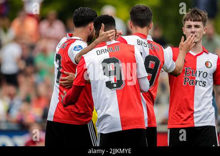 ROTTERDAM, NIEDERLANDE - 27. JULI: Alireza Jahanbakhsh von Feyenoord, Cole Bassett von Feyenoord, Danilo von Feyenoord feiern das Tor während des Vorsaison-Freundschaftsspiels zwischen Feyenoord und NAC Breda am 27. Juli 2022 in Varkenoord in Rotterdam, Niederlande (Foto von Broer van den Boom/Orange Picches) Stockfoto